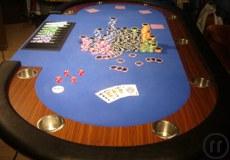 Pokertisch mit Poker-Dealer