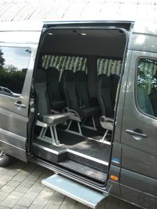 6-Mercedes Sprinter 313
Deluxe Personenbus, 13 Plätzer