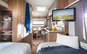 2-Caravan LMC Style 460 E