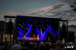 2-Mobile Bühne FreeSTAGE M 2 - 10 x 8 m

Licht- und Tontechnik: Rein ins Dach - Dachlast bis...