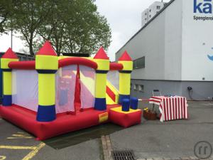Hüpfburg / Gumpischloss mit Rutsche - Kinder Attraktion an jeder Ausstellung oder Fest