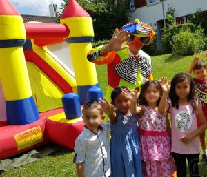 4-Hüpfburg / Gumpischloss mit Rutsche - Kinder Attraktion an jeder Ausstellung oder Fest